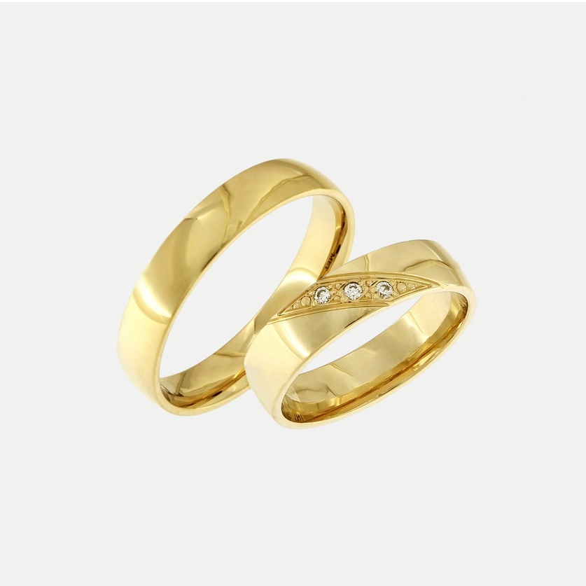 Gold wedding rings with three diamonds