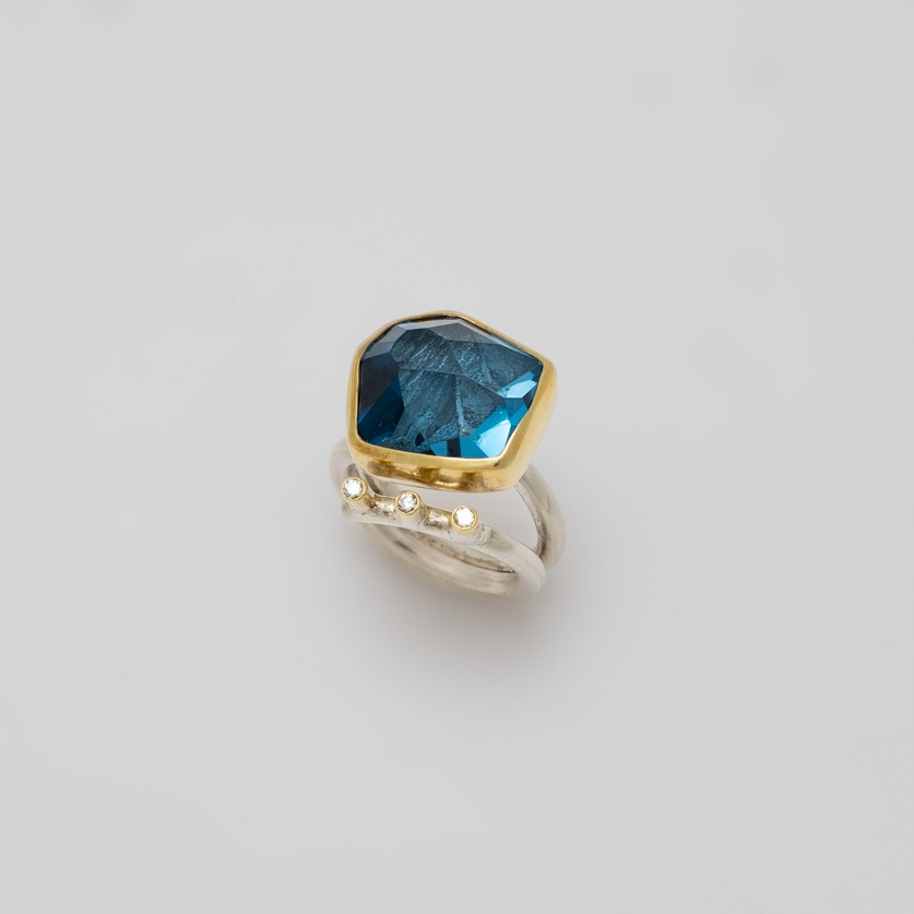 Εξαίσιο δαχτυλίδι με μπλε topaz και διαμάντια μπριγιάν