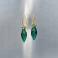 Oval-shaped earrings in green titanium and gold