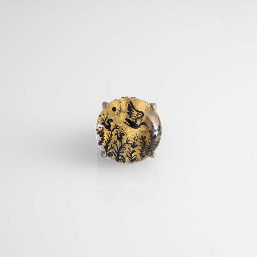 Silver ring with bird motif in engraved quartz