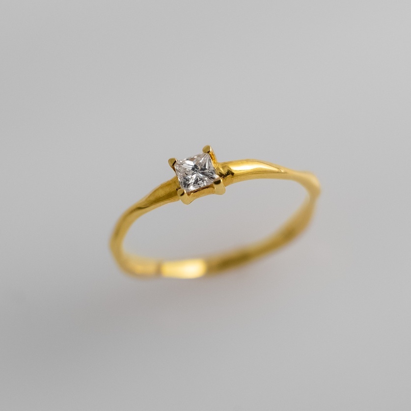 Dazzling solitaire ring with princess diamond