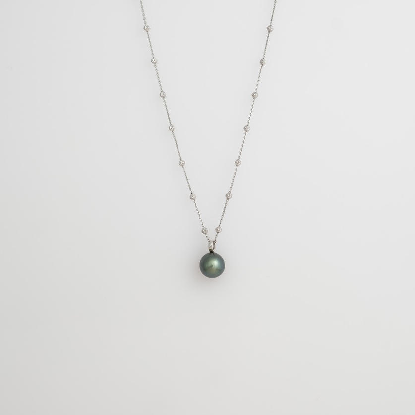 Silver necklace with black Tahitian pearl