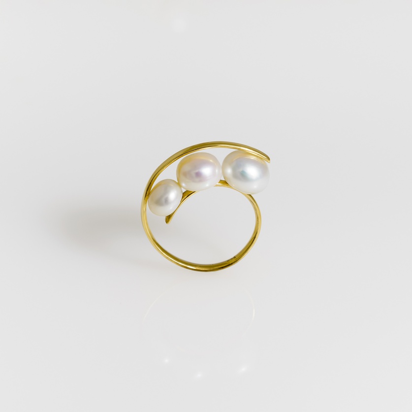 Artful ring in gold and three freshwater pearls