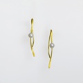 Pin-shaped gold earrings with pearl