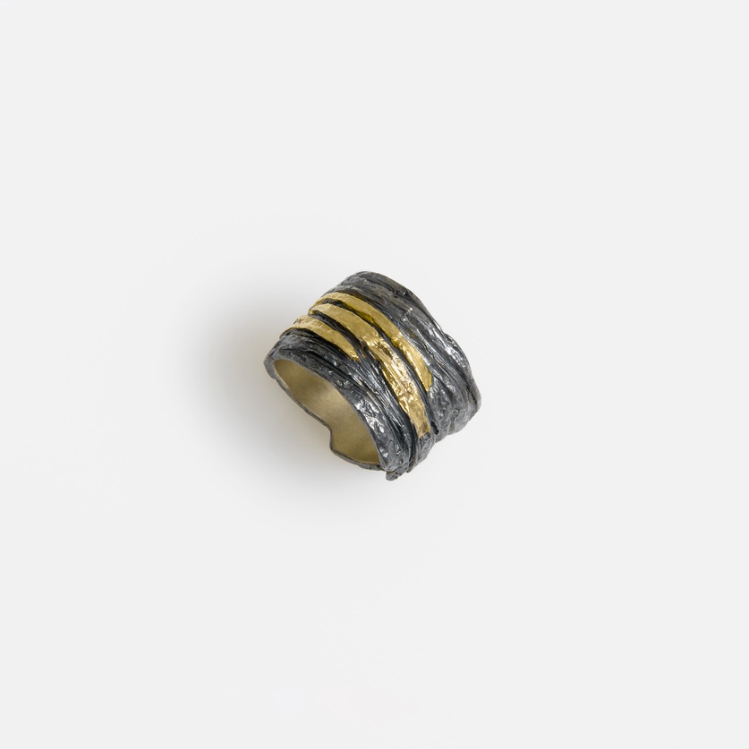 Modern ring in oxidized silver and gold inlay