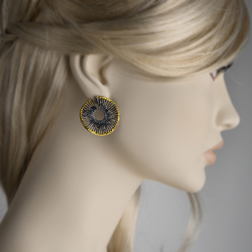 Round earrings in oxidized silver and gold