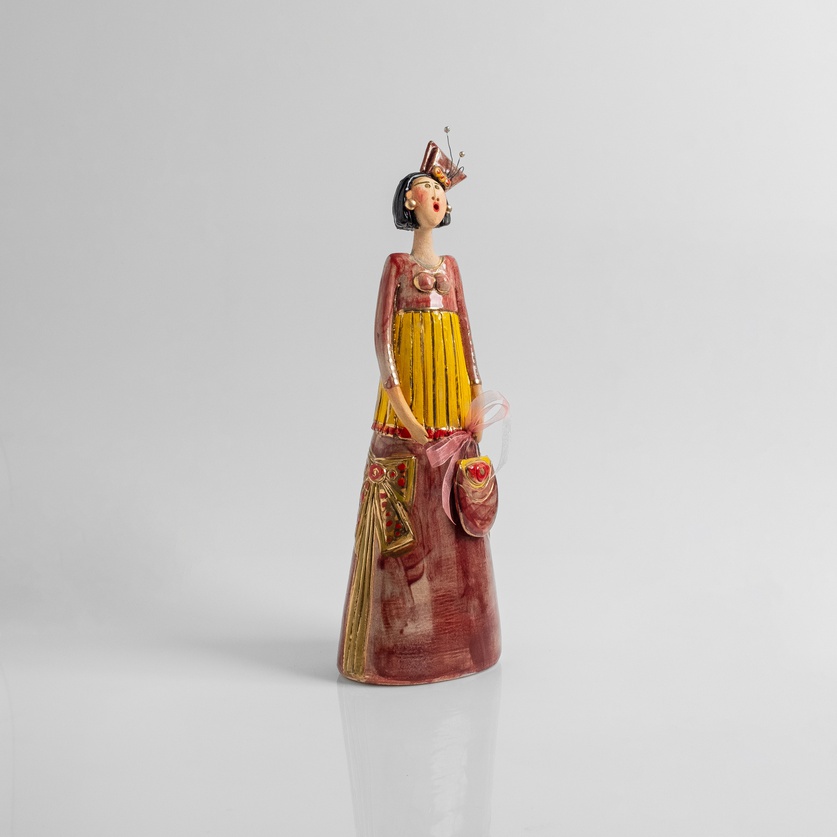 Figurine of an elegantly dressed woman with elaborated style