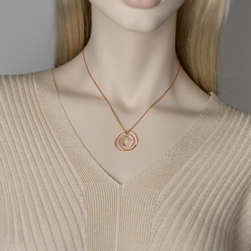 Chic pendant of spiral shape in rose gold