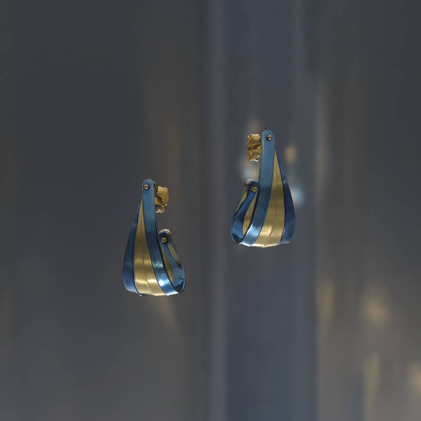 Semi-circle earrings of classical beauty in titanium and gold