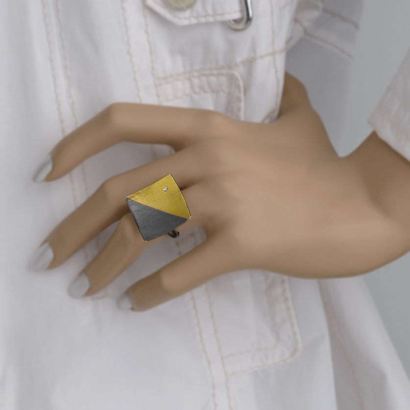 Impressive square ring in silver and gold with brilliant-cut diamond