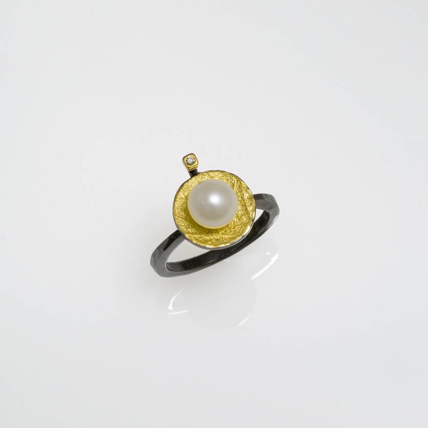 Pearl silver ring with gold and diamond