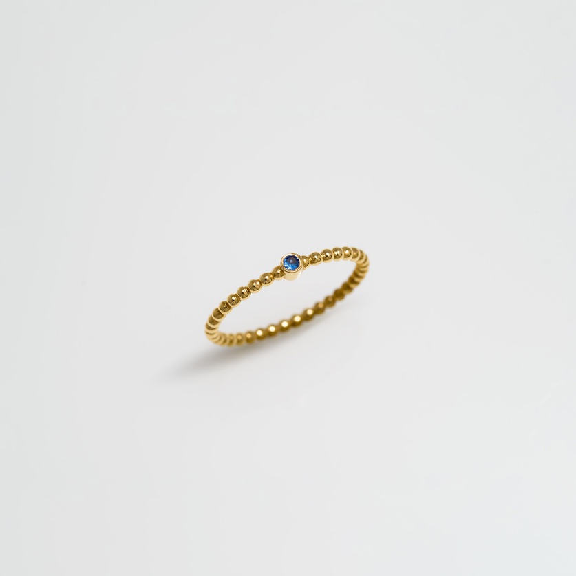 Discreet pink gold ring with sapphire