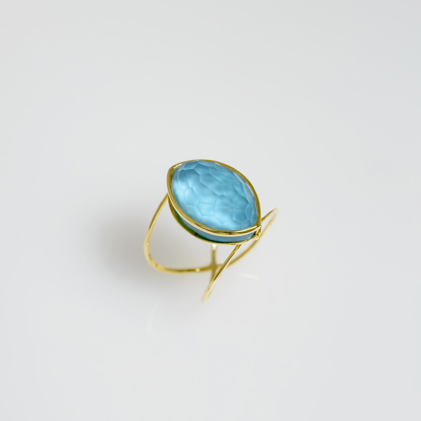 Magnificent ring in gold with faceted turquoise-quartz doublet stone