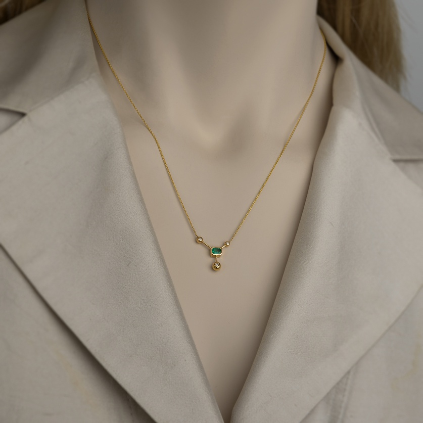 Distinctive gold pendant with emerald and diamonds