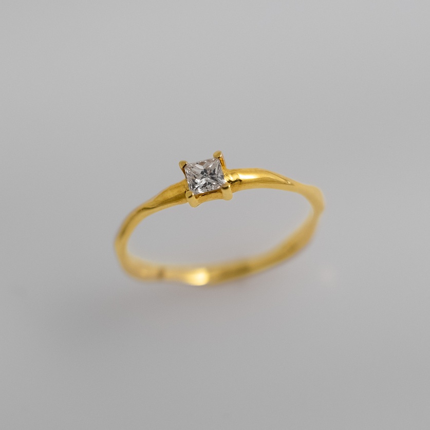 Dazzling solitaire ring with princess diamond