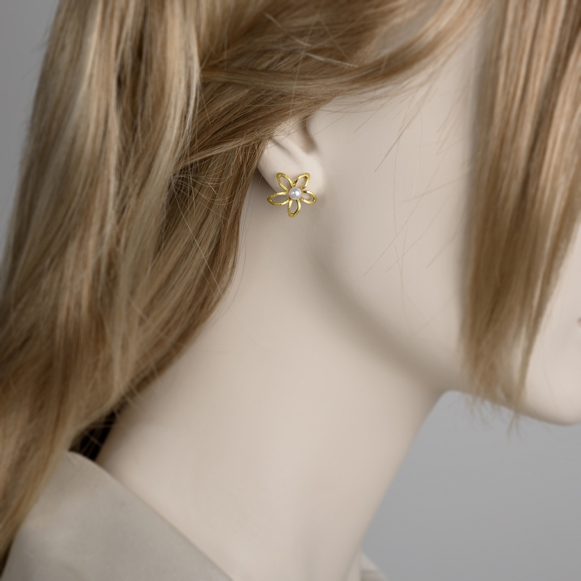 Flower shaped earrings in gold with pearl KORI Shop