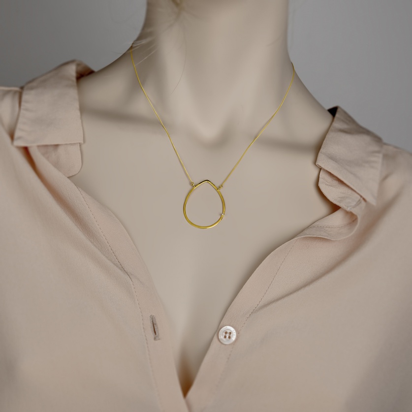 Chic necklace in yellow gold embellished with small diamond