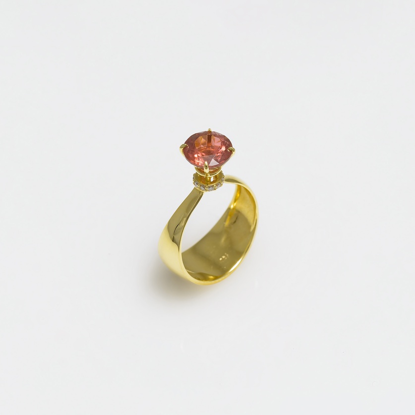 Astonishing yellow-gold ring with diamonds and tourmaline