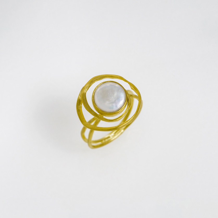 Spiral-shaped ring in gold with pearl