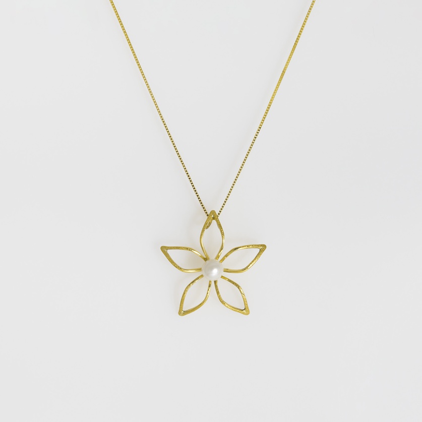 Flower-shaped gold pendant with freshwater pearl