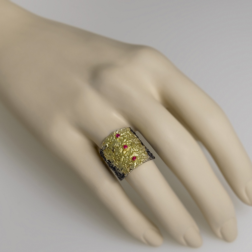 Impressive ring of rough texture in silver, gold inlay and rubies