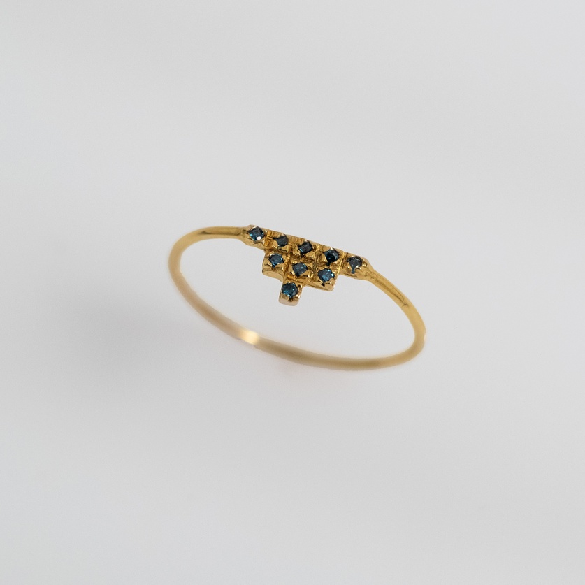 Shiny gold ring with blue diamonds