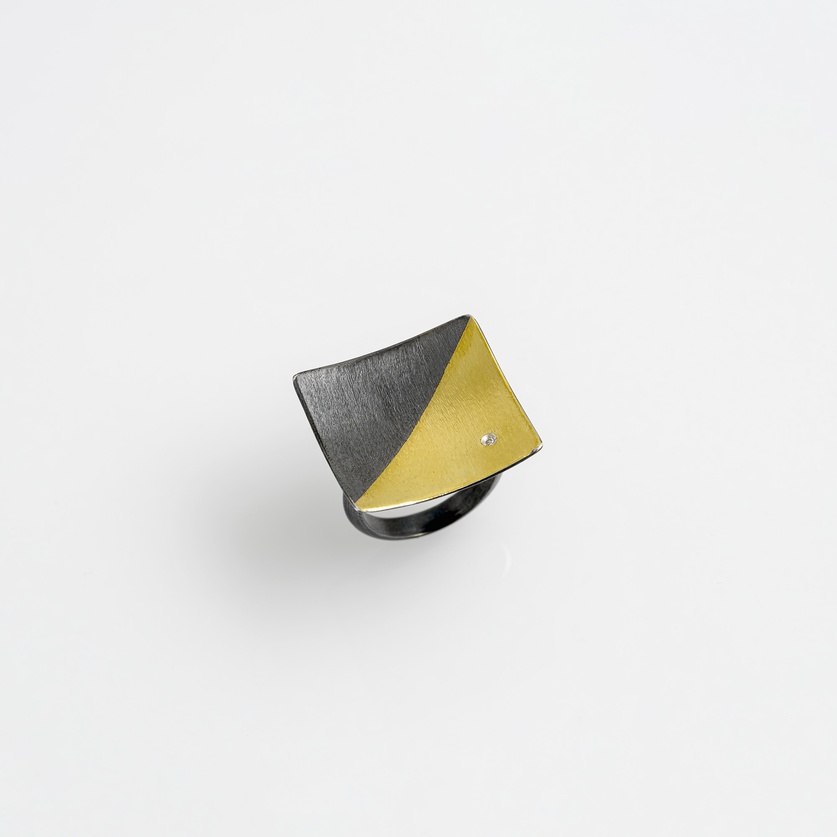 Impressive square ring in silver and gold with brilliant-cut diamond