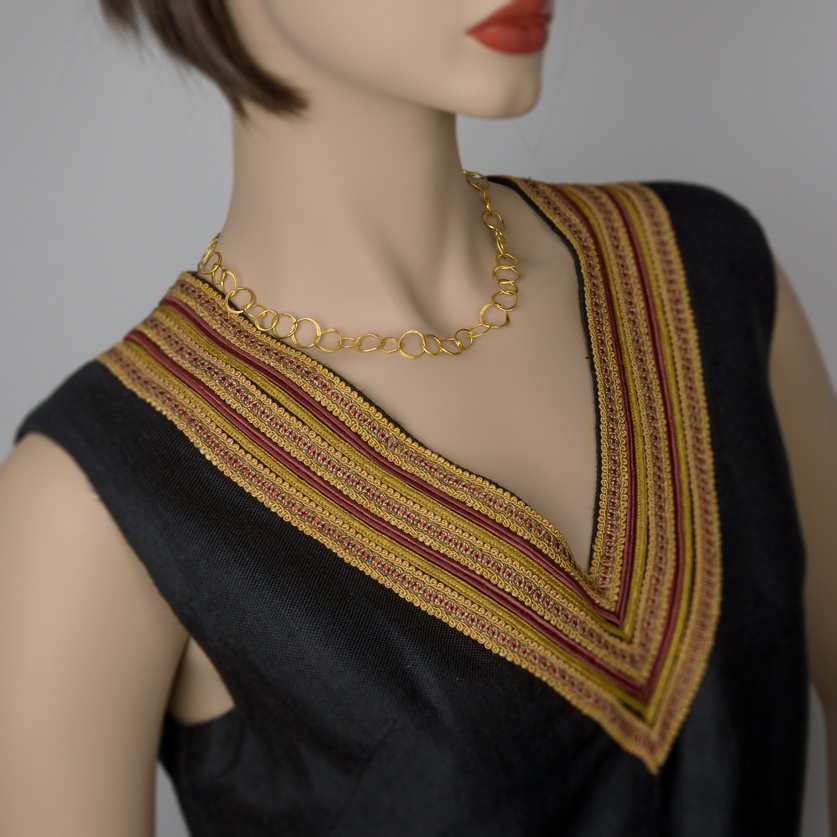 Gold necklace of classical beauty with hoops