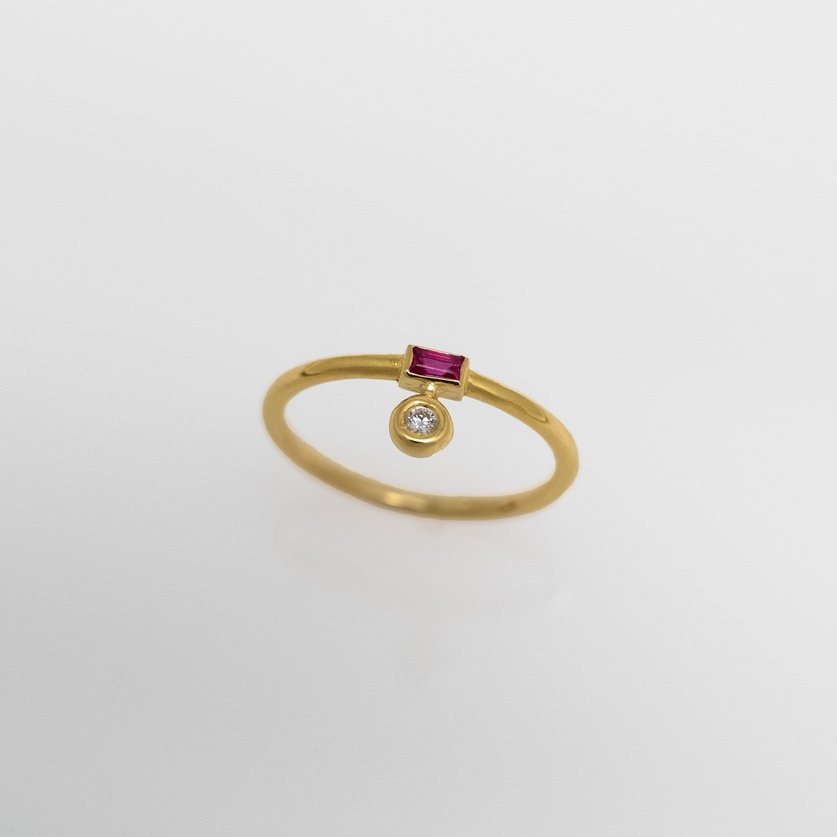Elegant gold ring with ruby and diamond