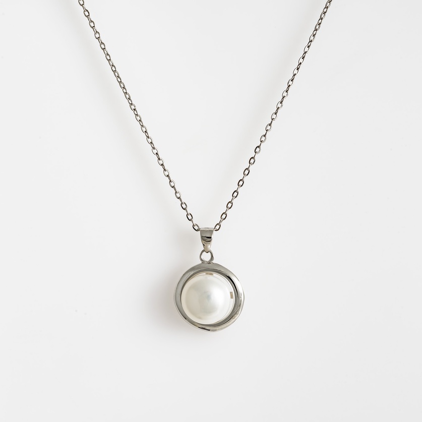 Silver necklace with freshwater pearl
