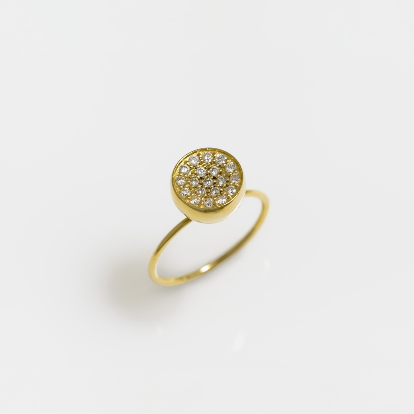 Impressive round ring in gold and diamonds