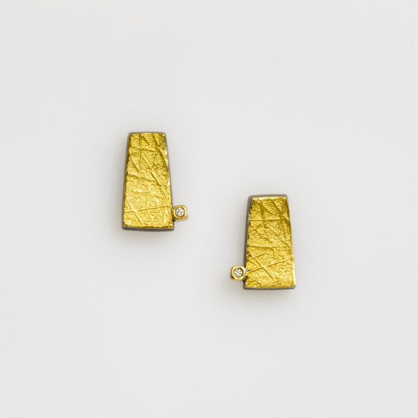 Fine stud earrings in silver and gold with diamonds