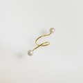 Exquisite gold ring with pearls on each end