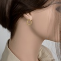 Διακριτικά καρφωτά σκουλαρίκια σε γυαλιστερό χρυσό με διαμάντι
