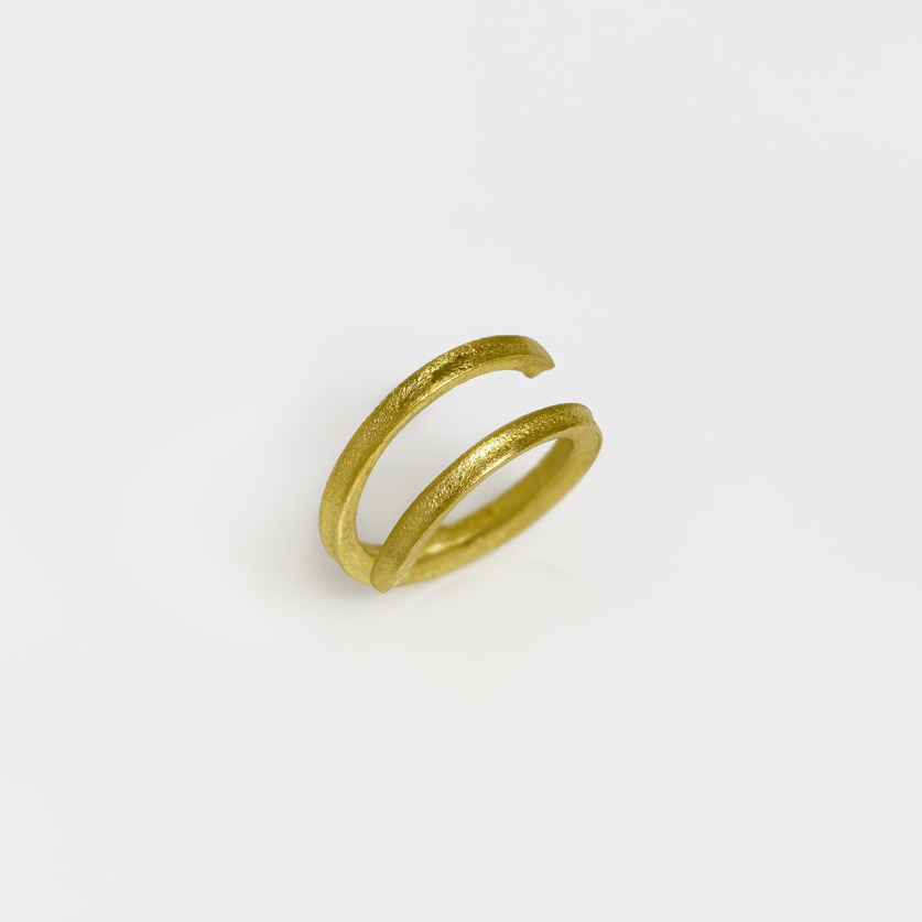 Sleek gold ring in chenier technique