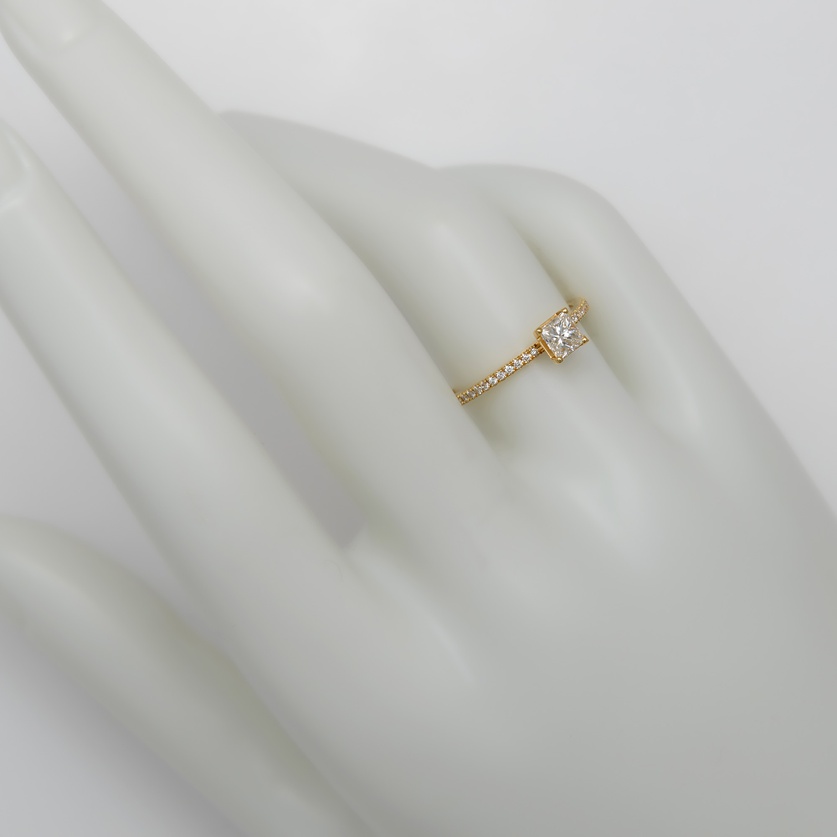 Impressive solitaire ring with Princess diamond