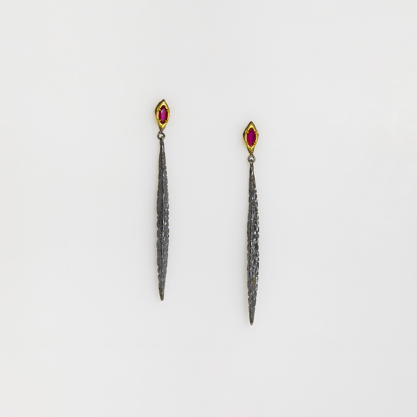 Stylish earrings in silver and gold with a red distinct ruby