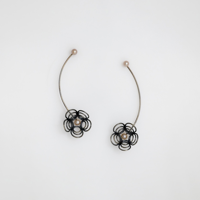 Flower-shaped drop earrings in black silver & pearls