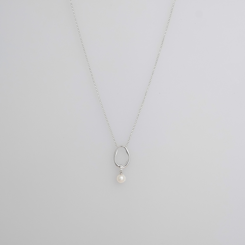 Silver necklace with pearl and zircon