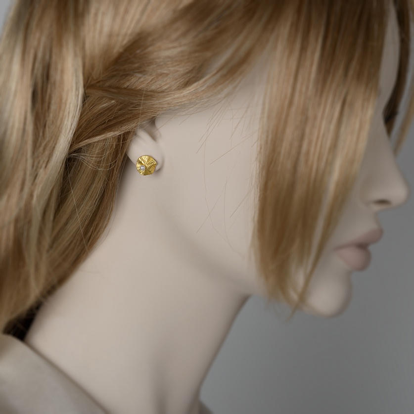 Κομψά σκουλαρίκια "πεταλίδα" σε χρυσό με μικρό μαργαριτάρι
