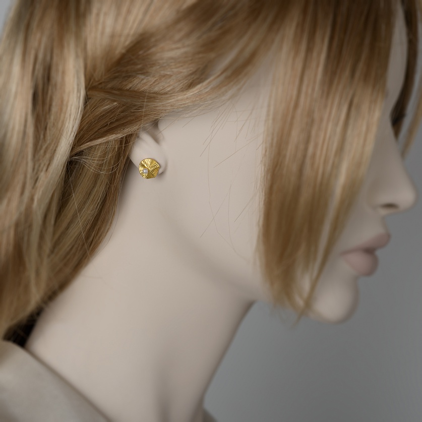 Elegant "limpet" earrings in gold with small pearl