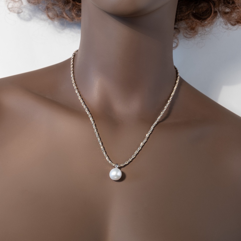 Beautiful silver necklace with ming pearl