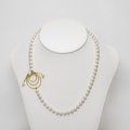 Necklace of sophisticated design in gold and pearls