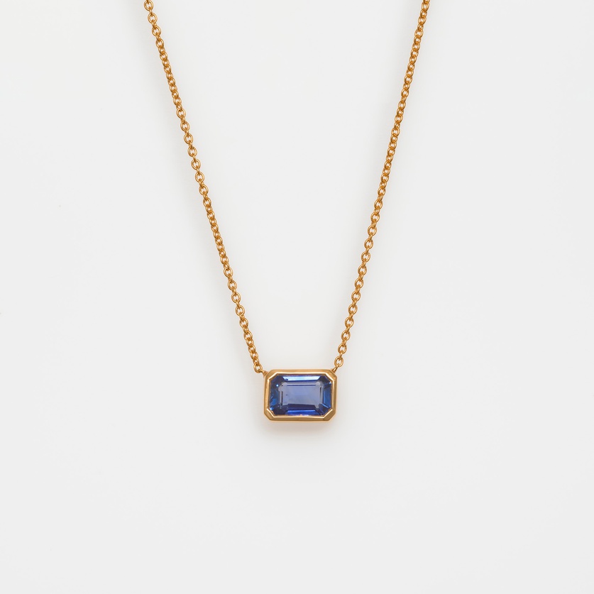 Pendant in pink gold with sapphire