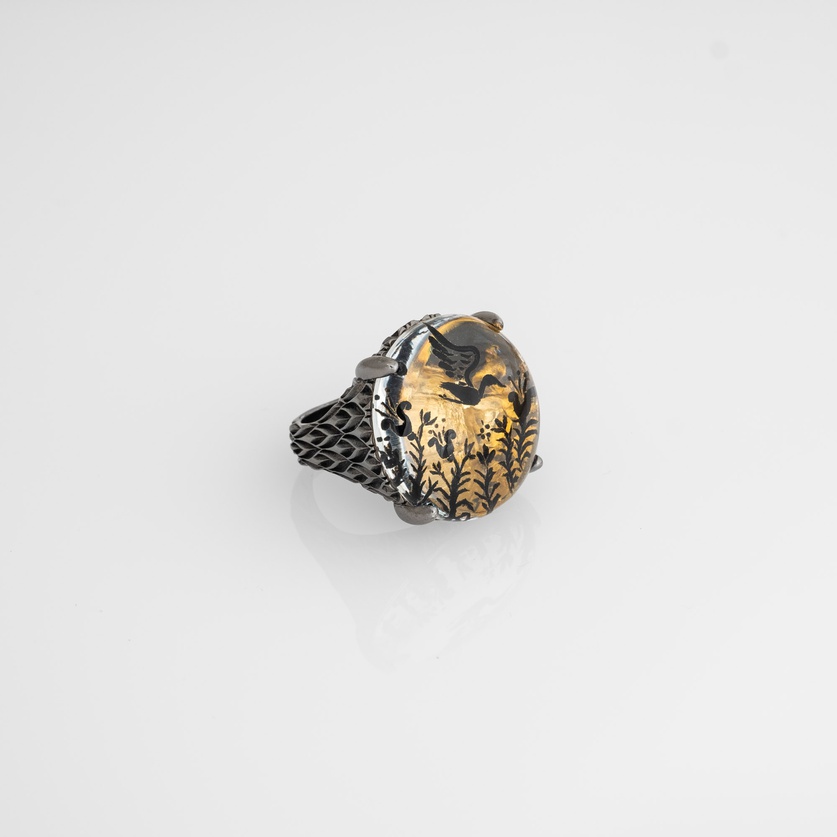 Silver ring with bird motif in engraved quartz