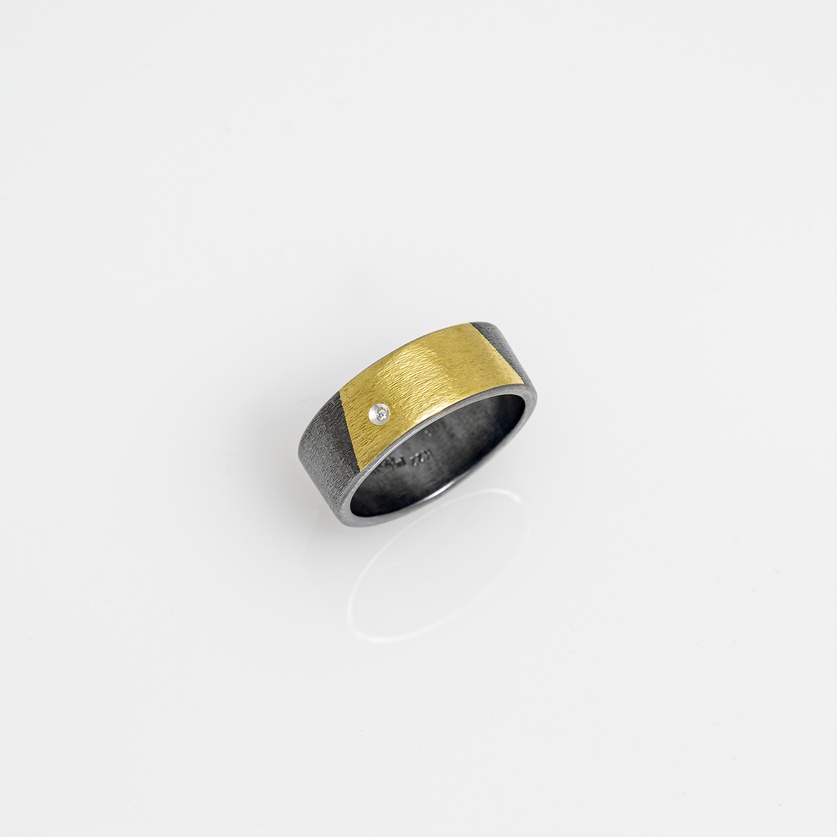 Sleek ring in silver and gold with diamond