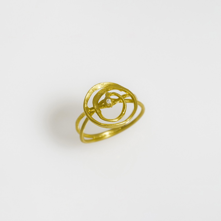 Elegant spiral ring in yellow gold with diamond