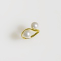 Sleek ring in yellow gold and freshwater pearls