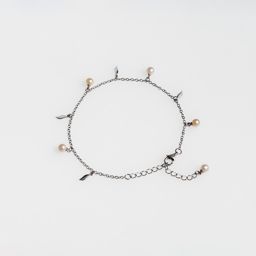 Silver bracelet with freshwater pearls