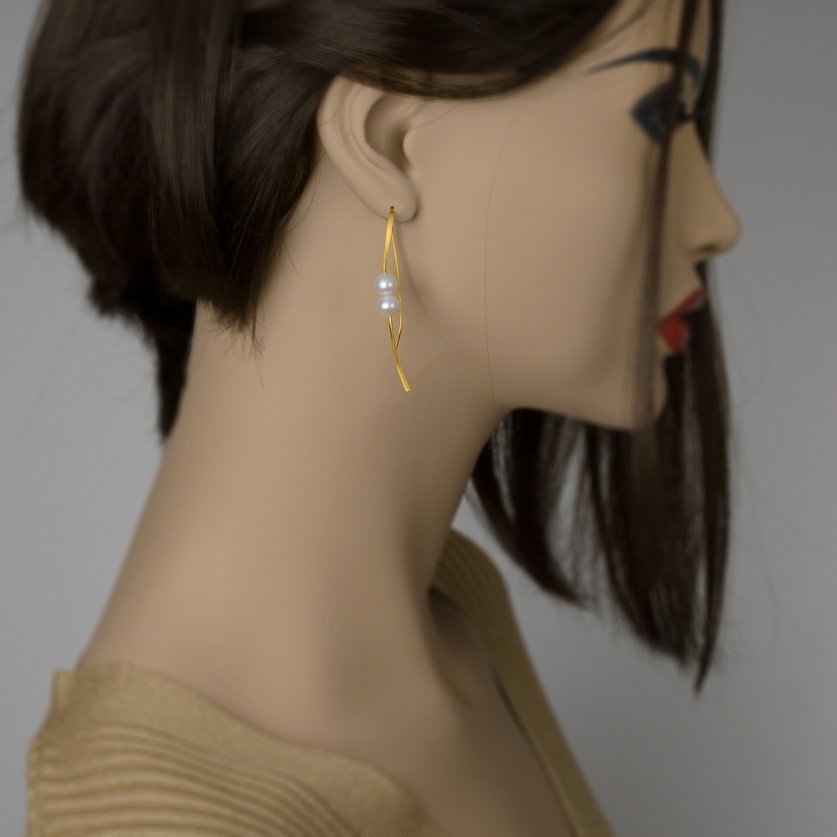 Impressive gold earrings with pearls